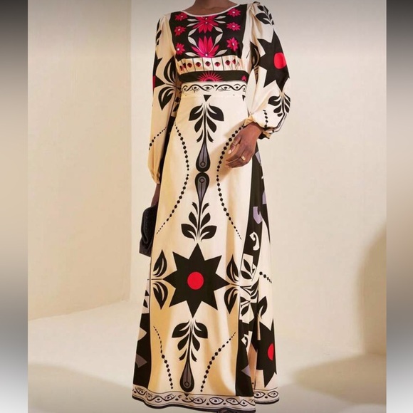 Elegant Black and Cream Patterned Maxi Dress - Picture 5 of 8